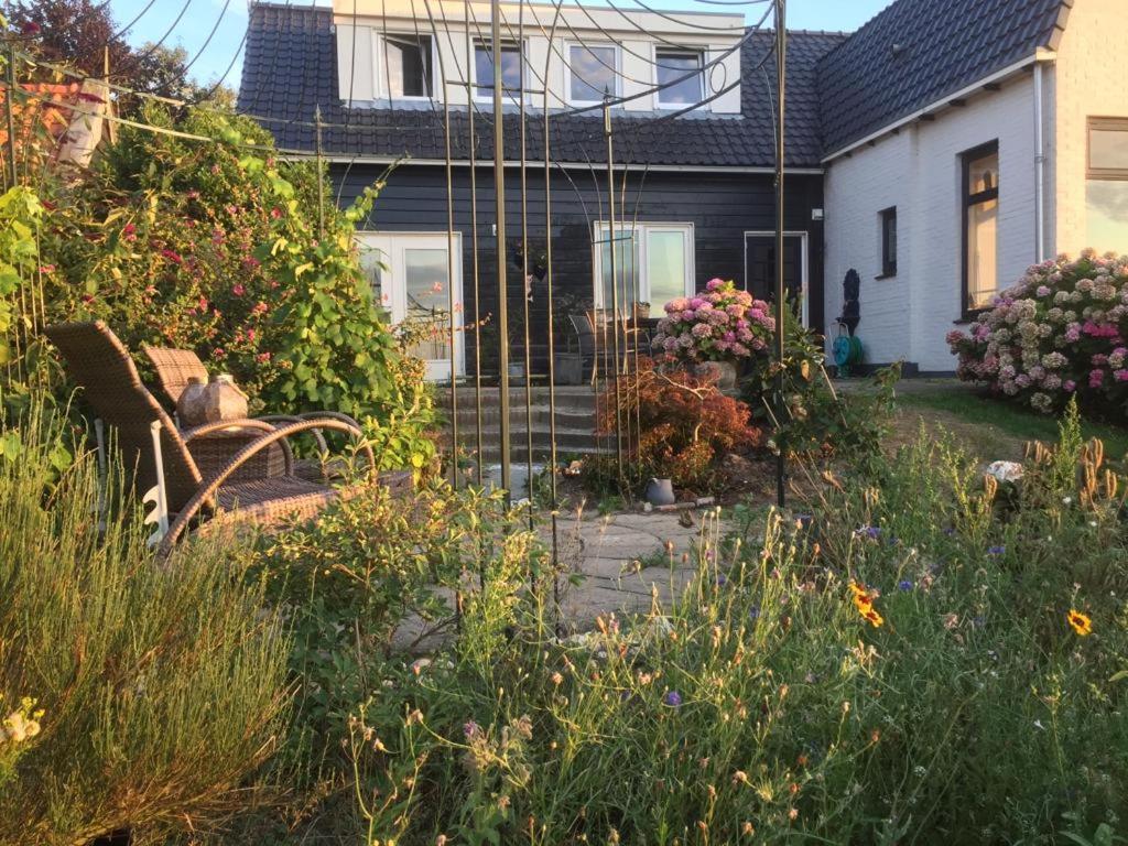 T Huuske Tuinappartement Met Fantastisch Uitzicht, Nabij Zee Zonnemaire Экстерьер фото